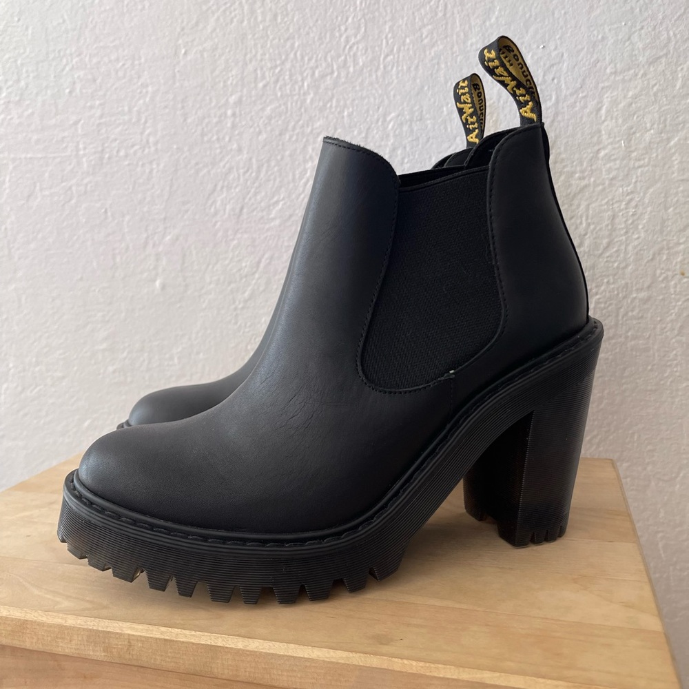 Hurston Dr. Marten Leather Heeled Chelsea Boot